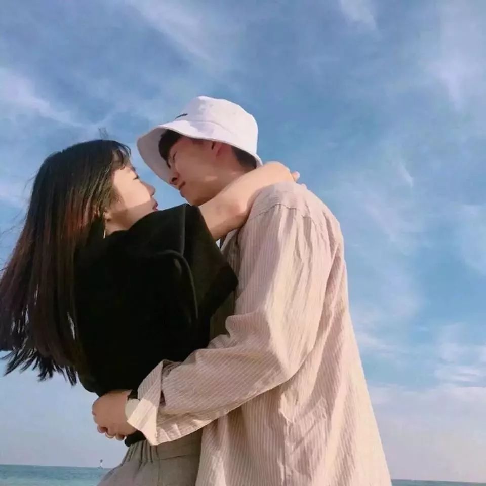 自然美景中的浪漫情侶頭像之旅，最新帥氣情侶頭像精選