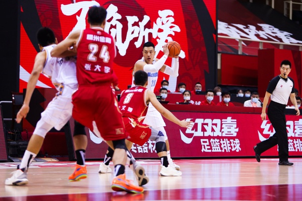CBA籃球熱血戰(zhàn)場(chǎng)對(duì)決激烈，激情四溢！