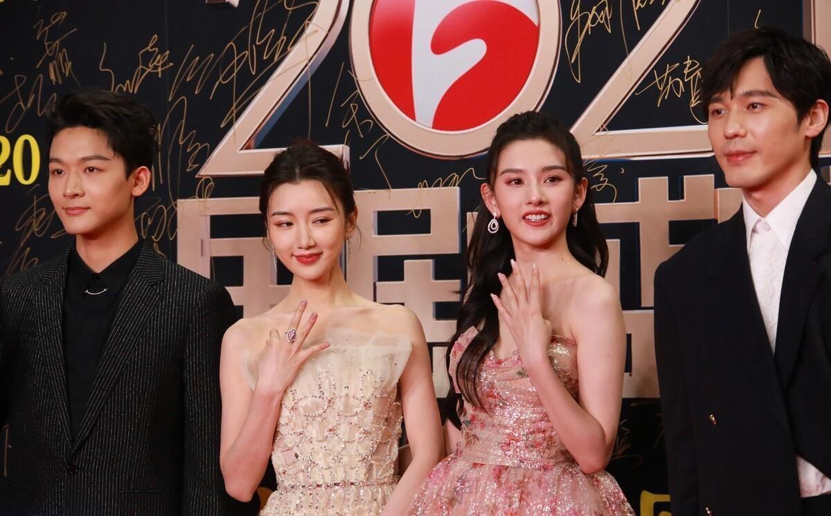 從陰影走向星光，自信力量引領(lǐng)下的黑皮膚女明星成長(zhǎng)之路