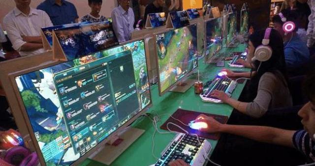 網(wǎng)吧LOL比賽，小巷中的熱血戰(zhàn)場激戰(zhàn)開啟！