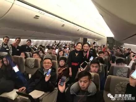 藍(lán)航空姐王靜新篇章，翱翔天際的溫暖使者，展現(xiàn)職業(yè)風(fēng)采與愛心傳遞