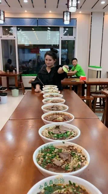 智能面食競(jìng)技盛宴，全新科技引領(lǐng)吃面條比賽風(fēng)潮！