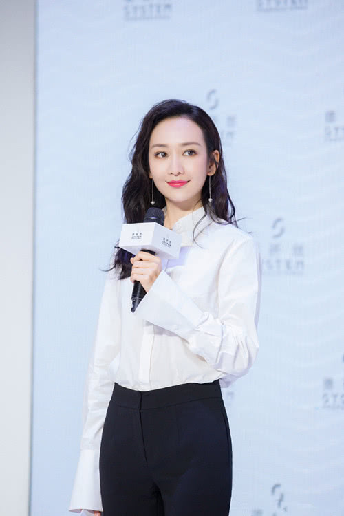 王鷗明星大偵探造型，自然美景中的心靈探索之旅