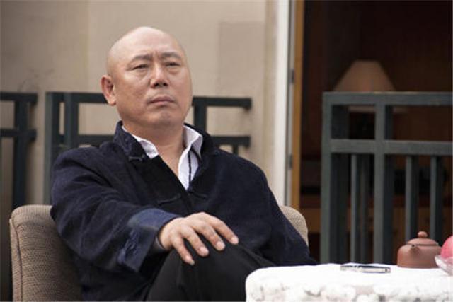 李成儒，從舞臺(tái)到熒屏的自信蛻變與成就感滿滿之路