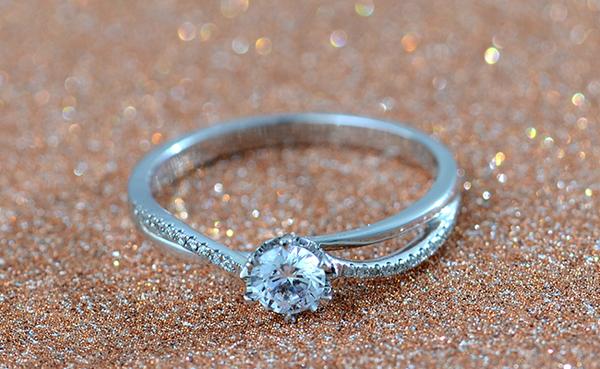 小巷深處的珠寶秘境之旅，探尋結(jié)婚鉆戒的價格
