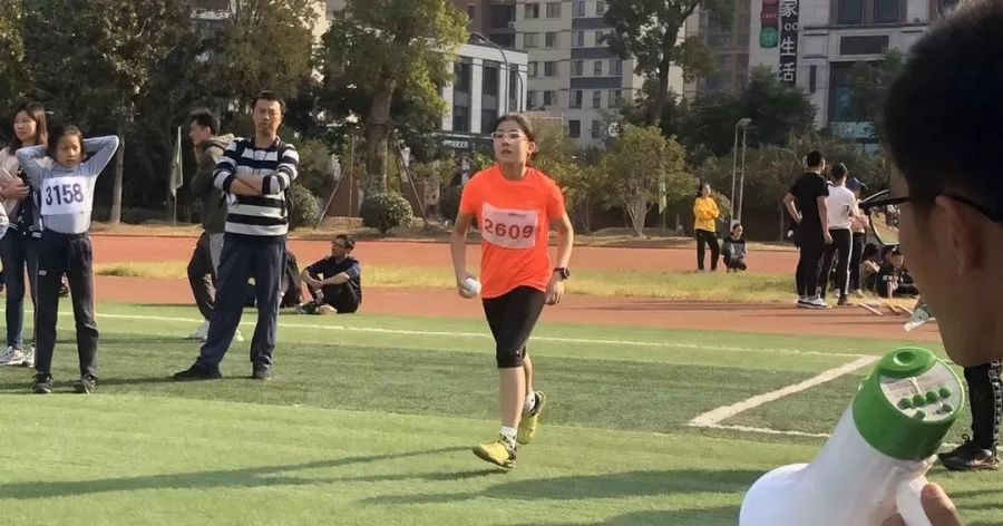小蝸牛的田徑夢，綠意盎然賽場上的奇遇之旅