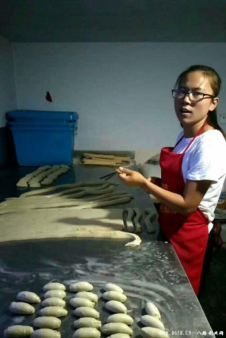 革新烘焙工藝，引領(lǐng)行業(yè)新潮流，最新烤面筋機(jī)亮相！