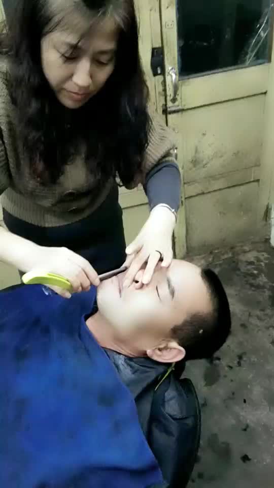 女人刮臉最新視頻，時(shí)尚美容新趨勢(shì)揭秘