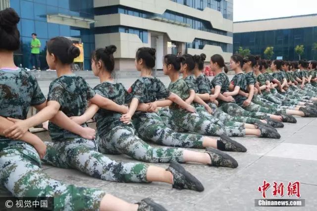 獨(dú)家揭秘，探索小巷深處的軍訓(xùn)新風(fēng)尚——2025軍訓(xùn)最新視頻亮相！